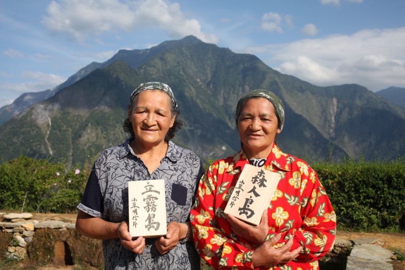 圖說：太魯閣族Sawa阿姨和Yuli阿姨與駐村藝術家秦政德的贈禮合照，2016